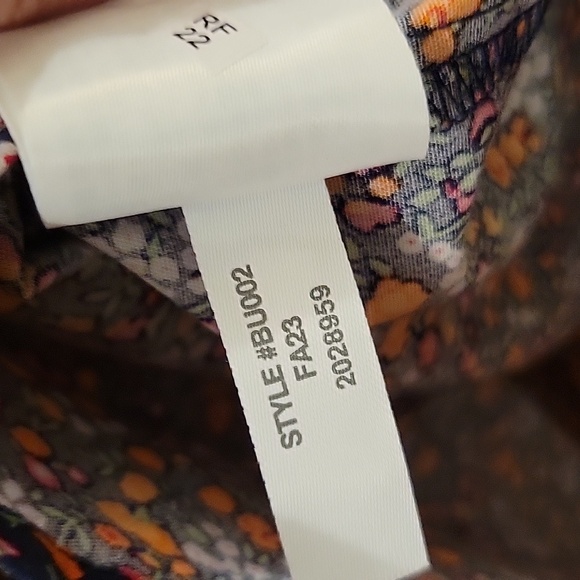 J.CREW | 98% Cotton Floral Button Up Long Sleeve Blouse with Tie Neckline - L - Picture 11 of 11